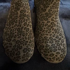 BRAND NEW NEVER WORN, Skechers Ankle Booties. Leopard Print. Size 7M
